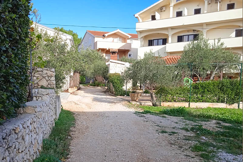 Pension Gaspar Privatweg_Blick auf Terrasse und Garten_Probeurlaub Ferienwohnungen Kroatien_web