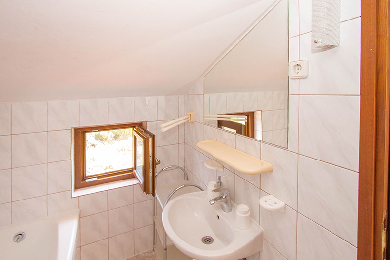 Vierzimmerwohnung zur Langzeitmiete in Biograd na Moru_Dauermiete in Kroatien_deutschsprachiger Vermieter_deutscher Vermieter_Langzeitmiete am Meer_separates Appartment_Meerblick_große Terrasse