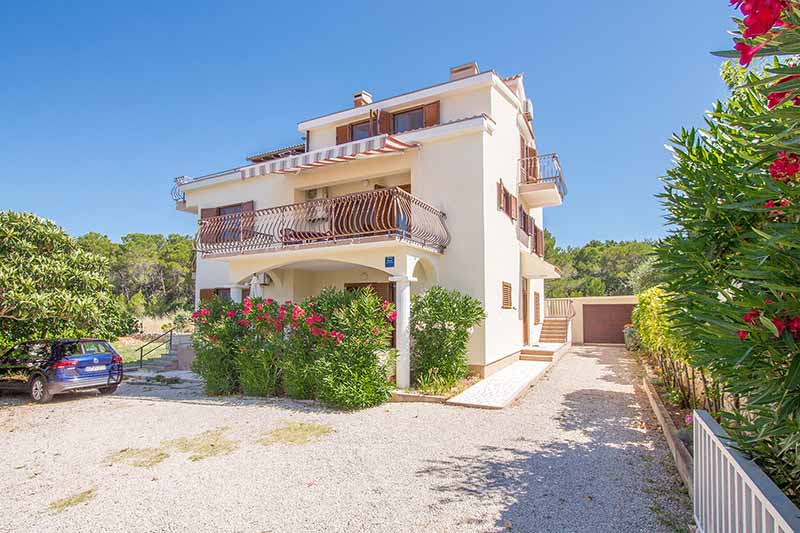 Vierzimmerwohnung zur Langzeitmiete in Biograd na Moru_Dauermiete in Kroatien_deutschsprachiger Vermieter_deutscher Vermieter_Langzeitmiete am Meer_separates Appartment_Meerblick_große Terrasse