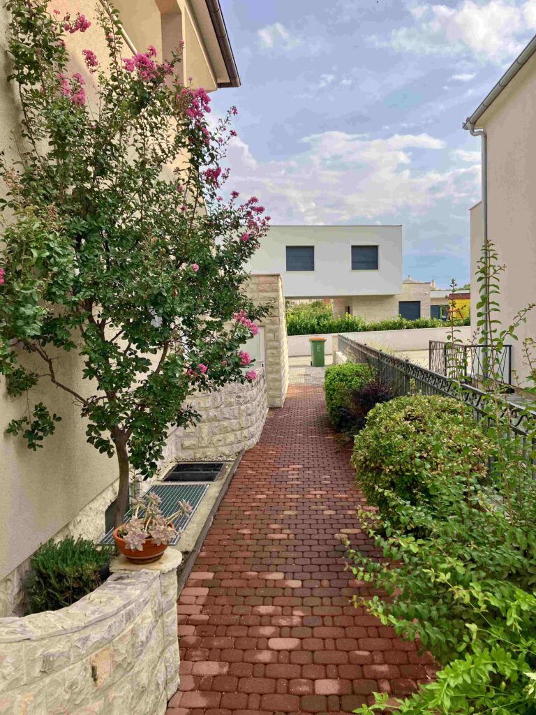 Langzeitmiete (Mindestmietdauer 1 Jahr) : Drei moderne Wohnungen (40 bis 70 m²) in Vodice , im ruhig