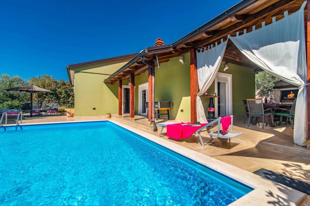 Moderne Villa mit Pool in Pula