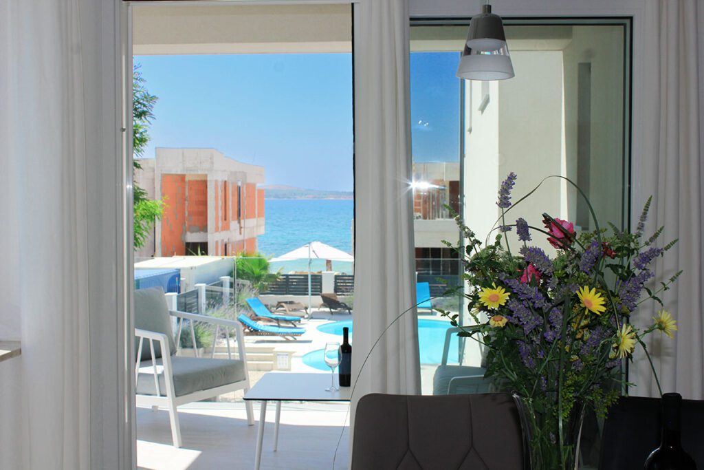 Modernes Apartment mit Meerblick & Pool – nur wenige Schritte zum Strand