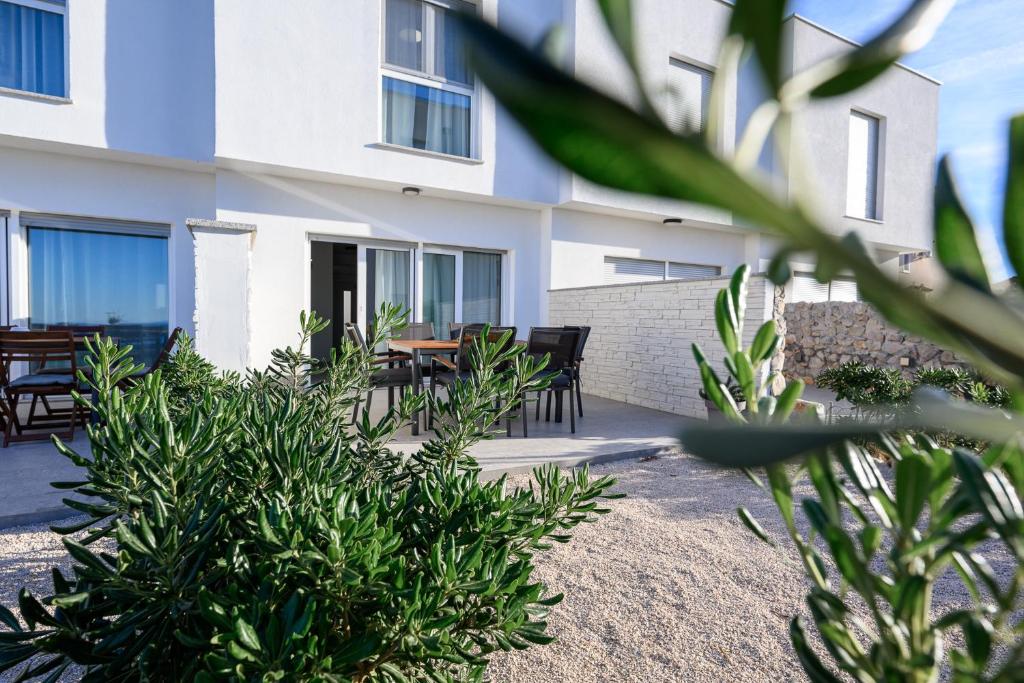 Modernes Reihenhaus mit Terrasse und Meerblick – Ihr Zuhause auf der Insel Pag
