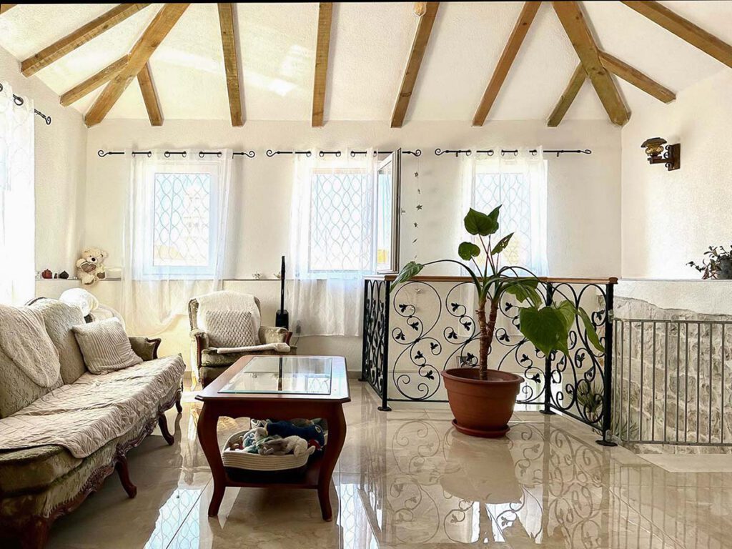 Nur 1 Gehminute zum Meer! Maisonettewohnung in traditionellem Steinhaus in Kaštel Novi