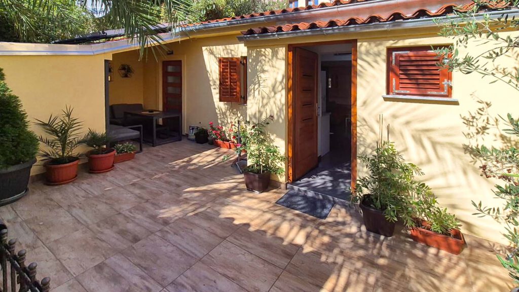 Stilvolles Stadthaus in Pula – mit Galerie, Garten und zentraler Lage