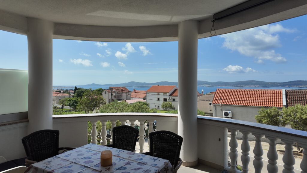 Wohnen an der Adria: 65 m² Wohnung mit Meerblick und Balkon in Sveti Filip i Jakov