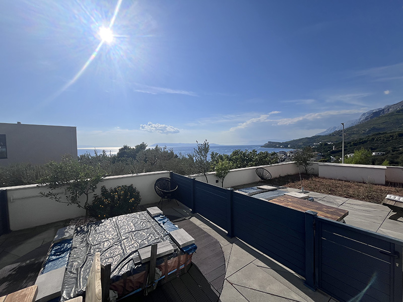 Makarska Riviera – moderne Zweizimmer-Wohnung mit hohen Decken und großer Terrasse