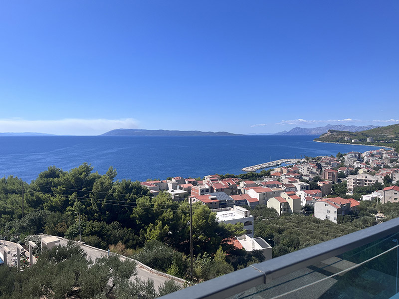 Möblierte Zimmer mit privatem Balkon an der Makarska Riviera – ganzjährig zur Monatsmiete