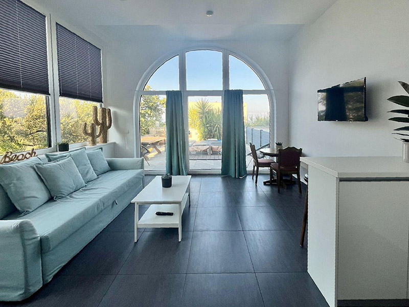 Makarska Riviera – moderne Wohnung mit hohen Decken und großer Terrasse