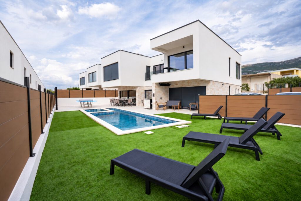 Villa Just be Light – 5 Schlafzimmer & Homeoffice-Arbeitsplatz in Kaštel Stari, Winter ab 14 Nächten