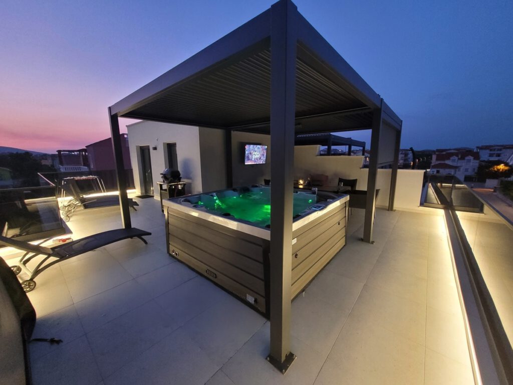 La Vue Vodice – 4 Sterne Ferienhaus mit 51 m² Dachterrasse • Pergola • Jacuzzi • Sommergarten